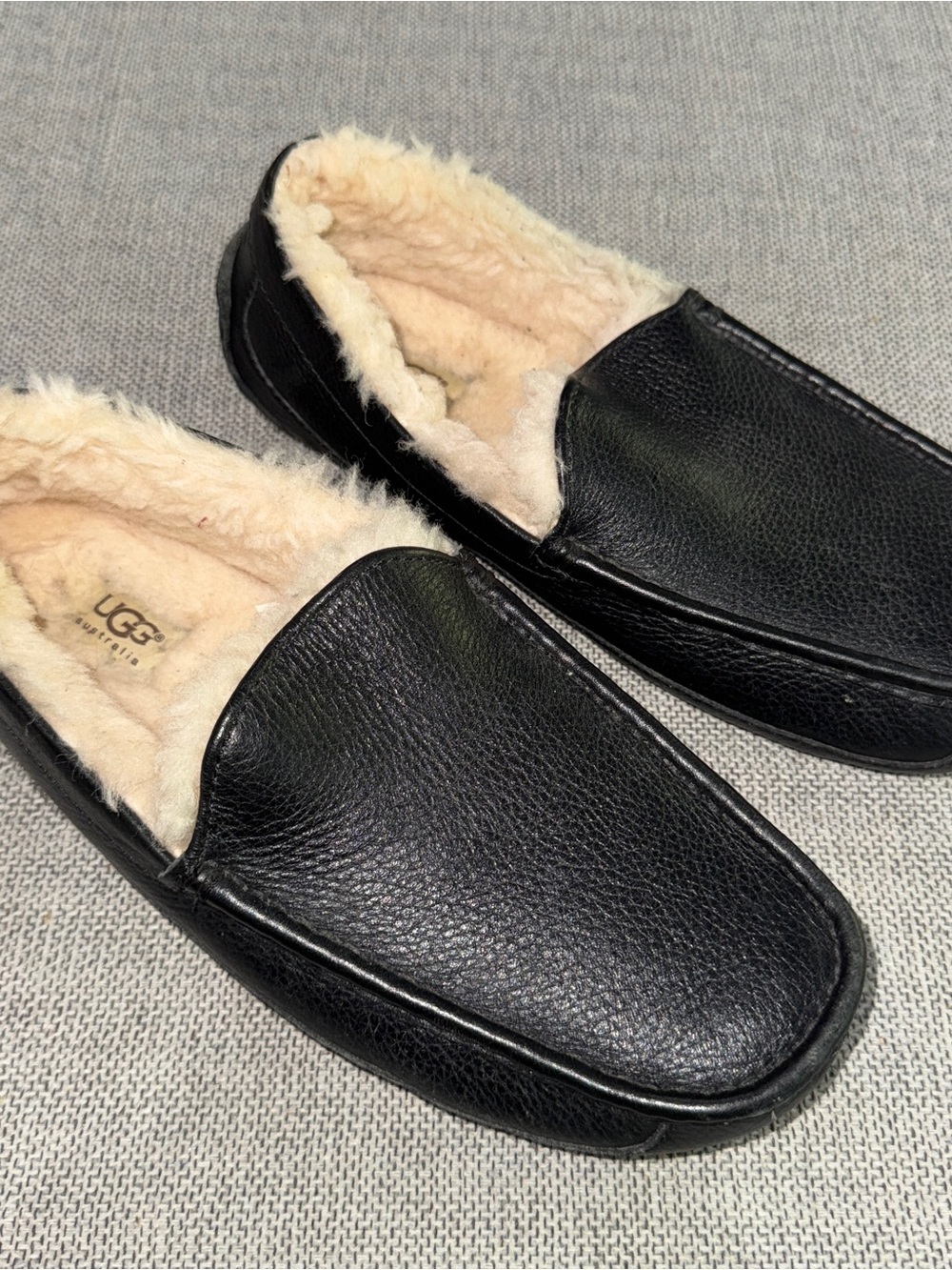 UGG Mens 9 Leather Loafers Driving Shoes Moccasins Wool Fur Lined Mascot 5379B